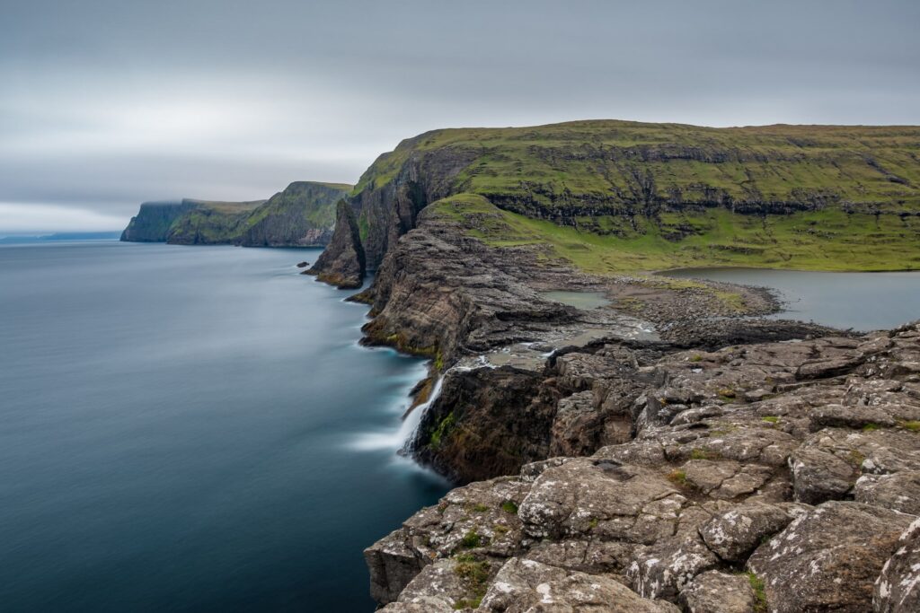 Bøsdalafossur & Trælanípa: The Lake Above the Ocean